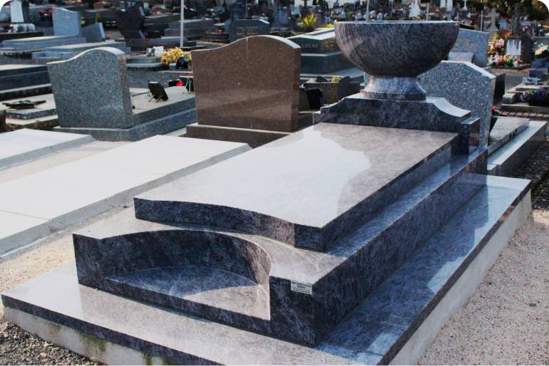 Monuments de marbrerie funéraire et accessoires funéraires